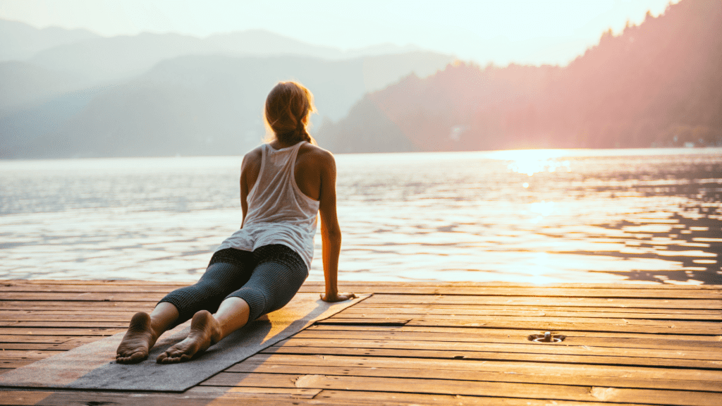 Une séance de yoga vinyasa avec un enchaînement fluide de postures, apportant de nombreux bienfaits physiques et mentaux.