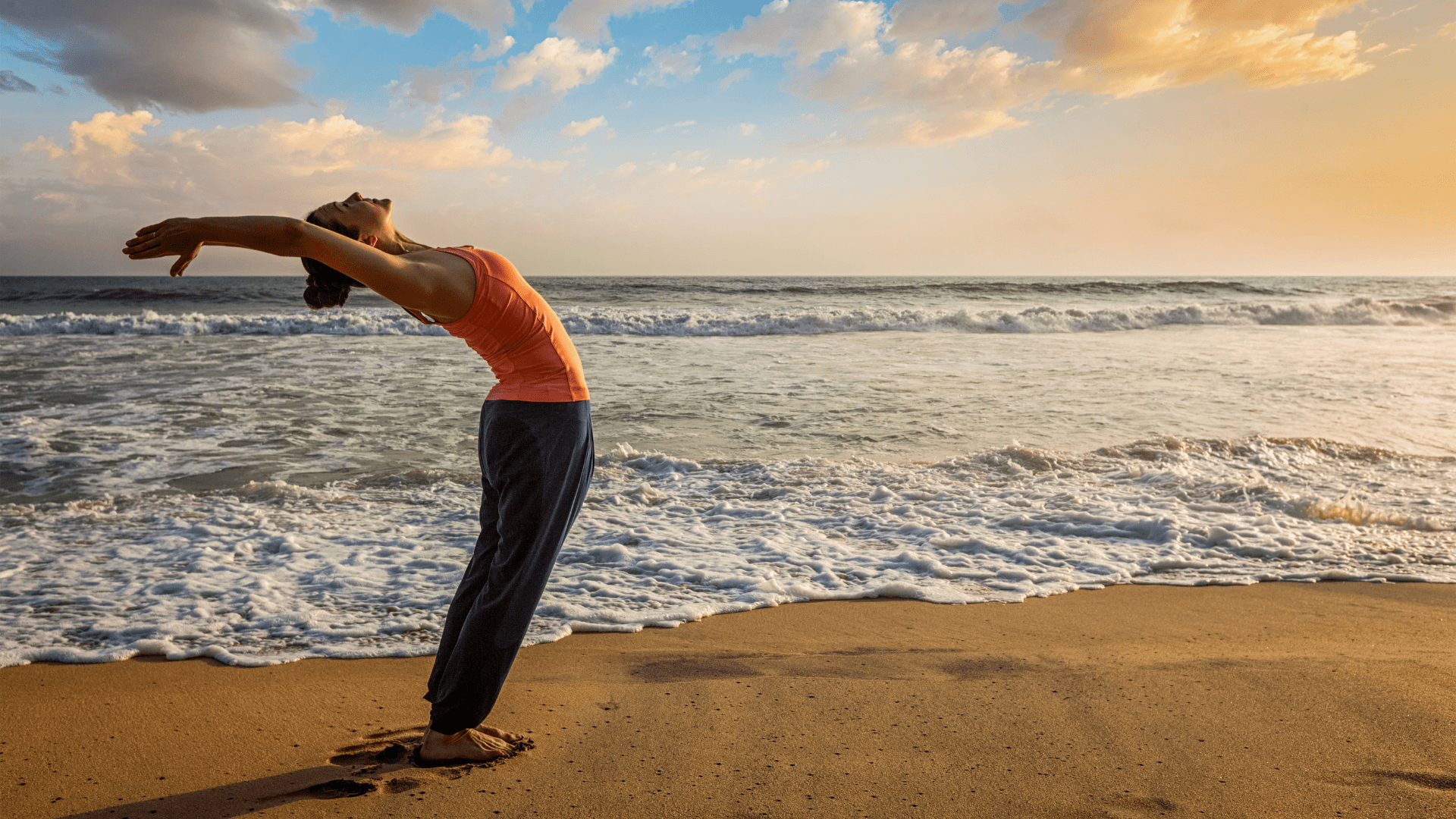 Une séance de yoga vinyasa, pratiquée dans un cadre serein, apportant des bienfaits physiques et mentaux.