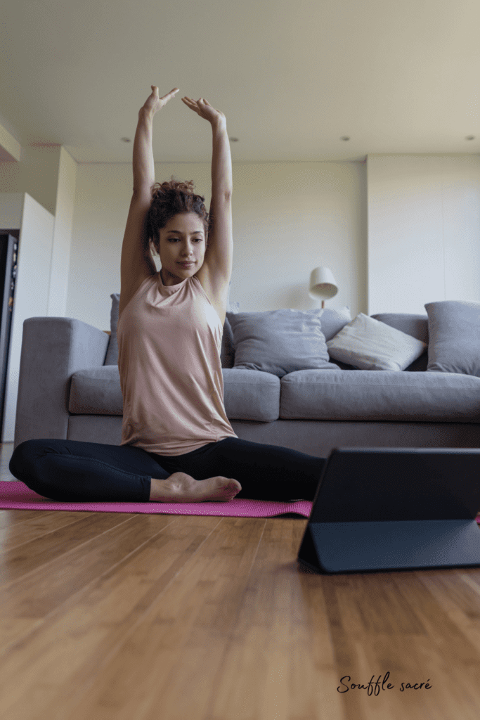 personne pratiquant un cours de yoga en ligne à la maison