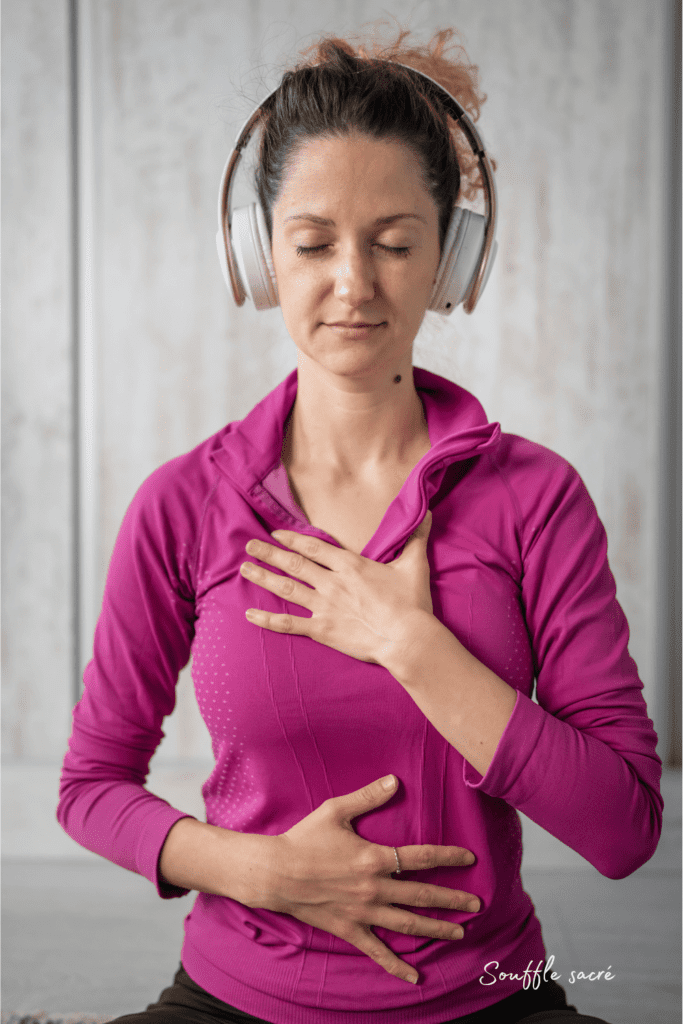 Illustration d’un exercice de respiration utilisé dans une séance de méditation, avec une personne suivant des instructions audio.