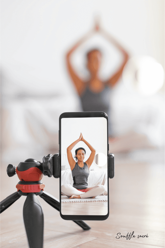 Une application yoga gratuite avec des séances de yoga et des exercices de méditation affichés sur un smartphone.