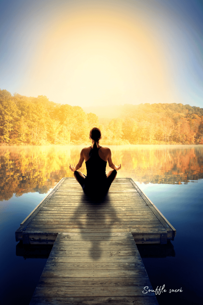 Une femme pratiquant le yoga matinale dans une ambiance sereine.