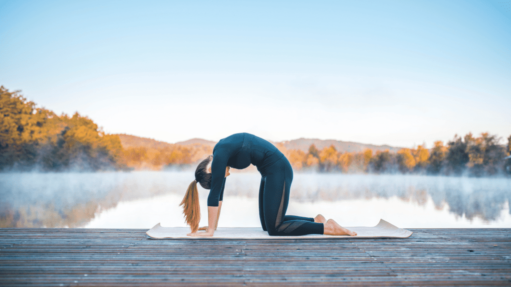 le chat et la vache (marjaryasana-bitilasana) pour le mal de dos