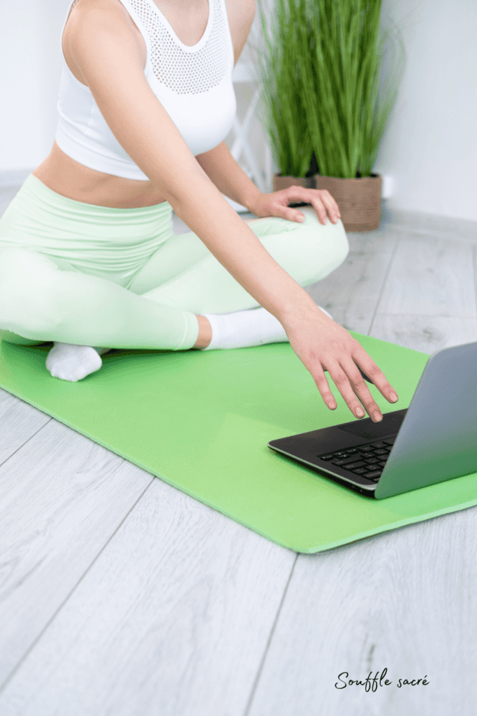 personne pratiquant un cours de yoga en ligne à la maison