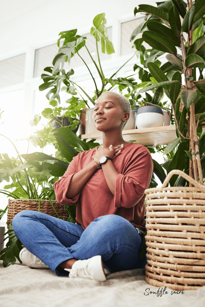 Personne pratiquant la respiration en carré dans un environnement paisible.