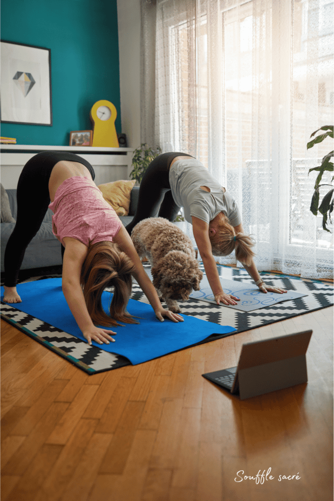 Une application yoga gratuite avec des séances de yoga et des exercices de méditation affichés sur un ordinateur.