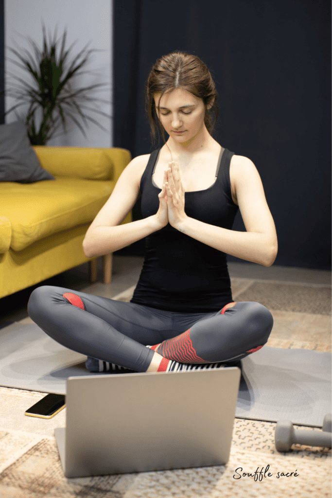 personne pratiquant un cours de yoga en ligne à la maison