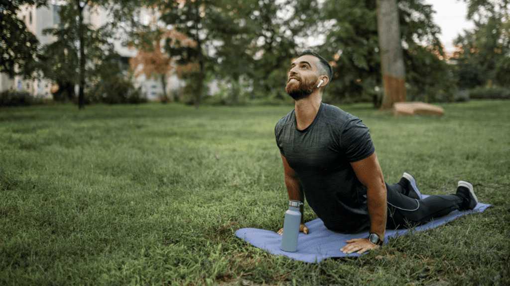 la posture du cobra (bhujangasana)