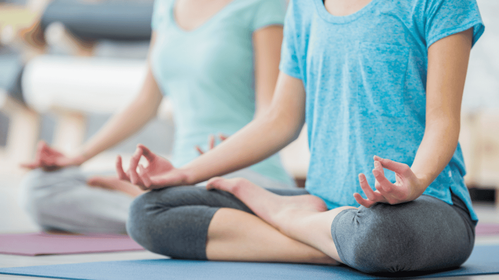 Pratiquant de yoga assis en position lotus, symbole de méditation et de sérénité.