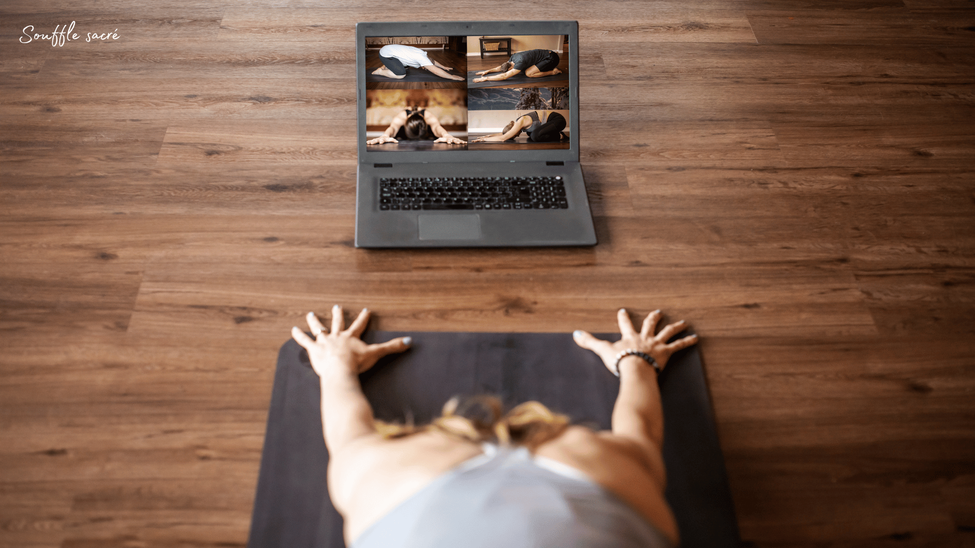 personne pratiquant un cours de yoga en ligne à la maison