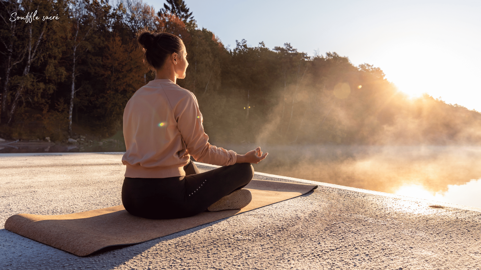 Une femme pratiquant le yoga matinale dans une ambiance sereine.