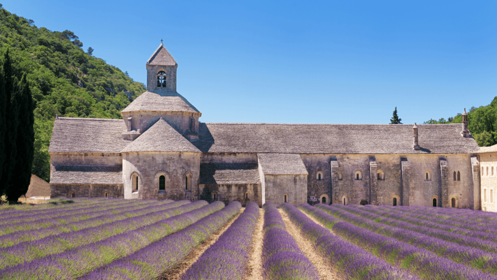 Une retraite dans un monastère offrant sérénité et spiritualité.